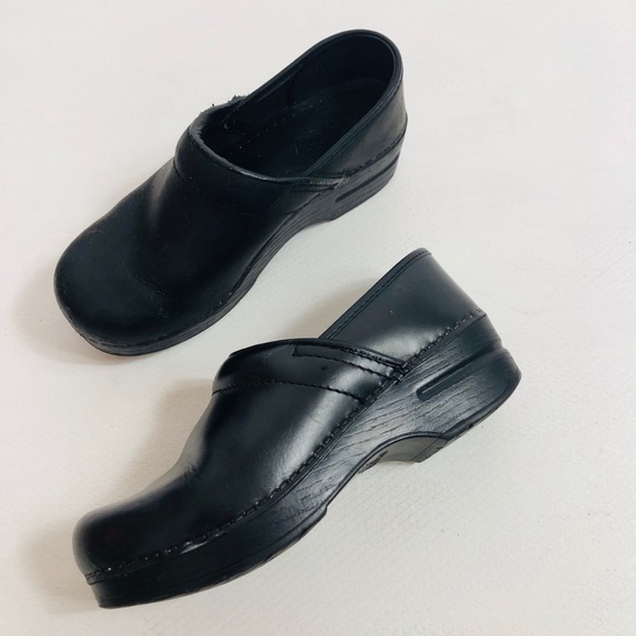 dansko black womens shoes